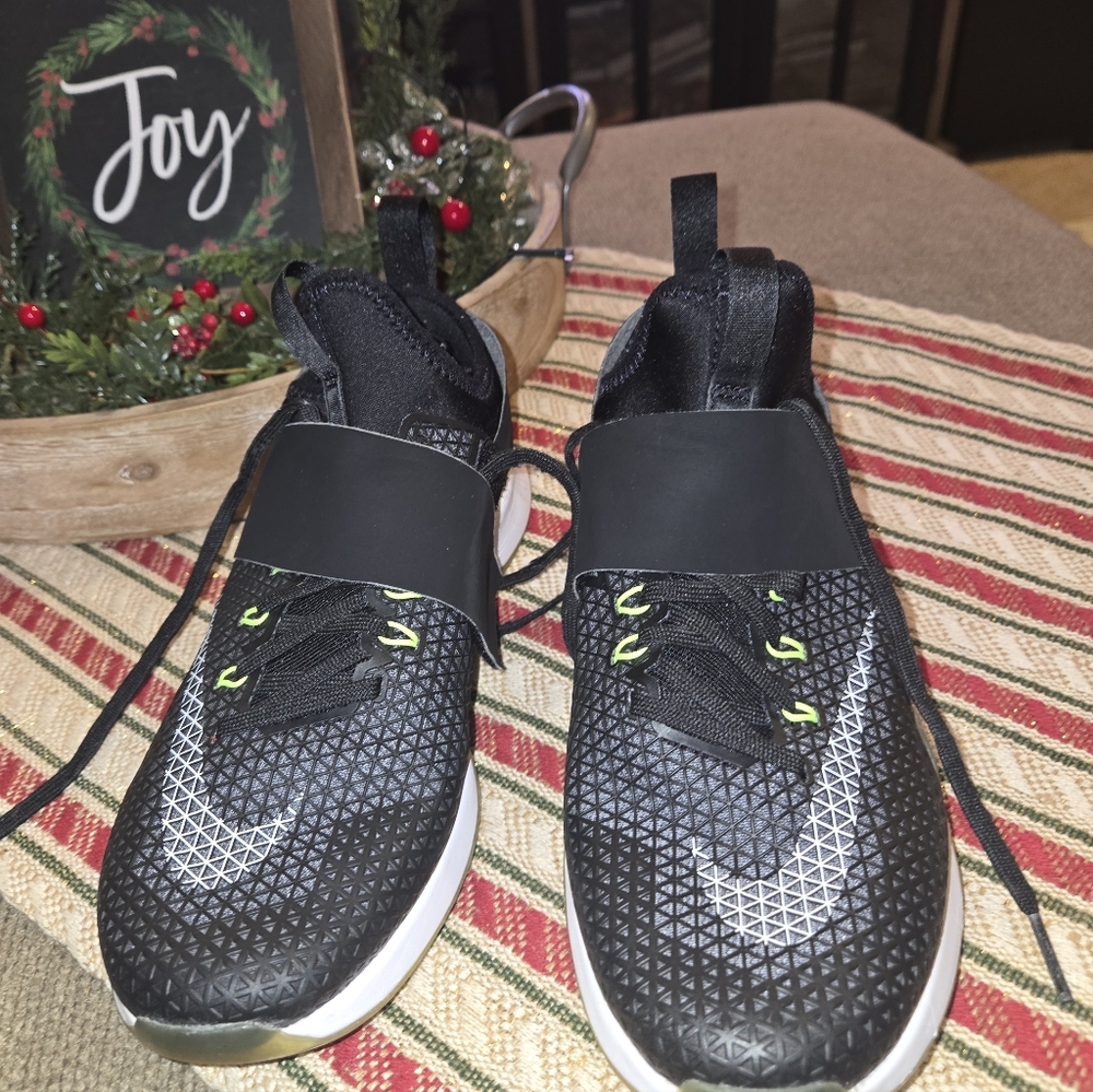 Boy's Nike Shoes - Picture 2 of 3